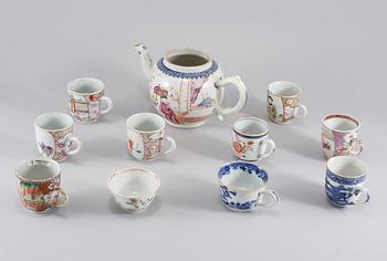 KOPPAR, 10 st samt TEKANNA, porslin, Kina, 1700-tal.
