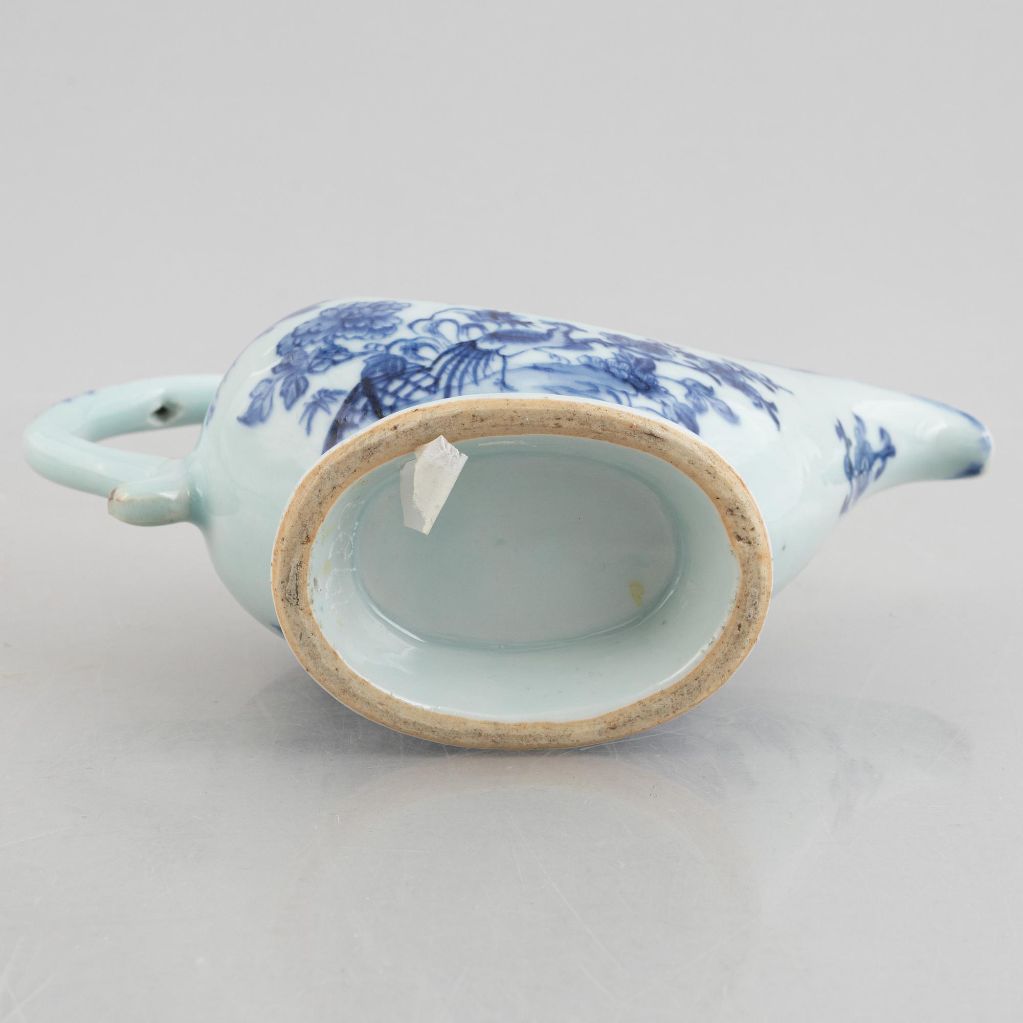 A blue and white ewer, Qing dynasty, 18th century.