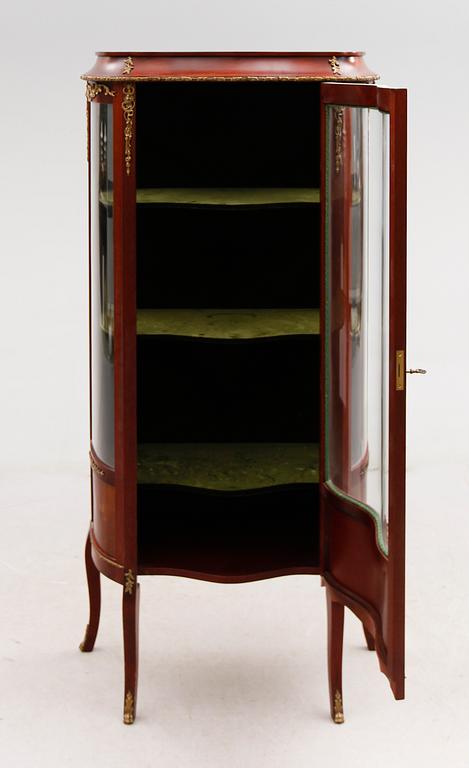 VITRINSKÅP, 1900-talets andra hälft.