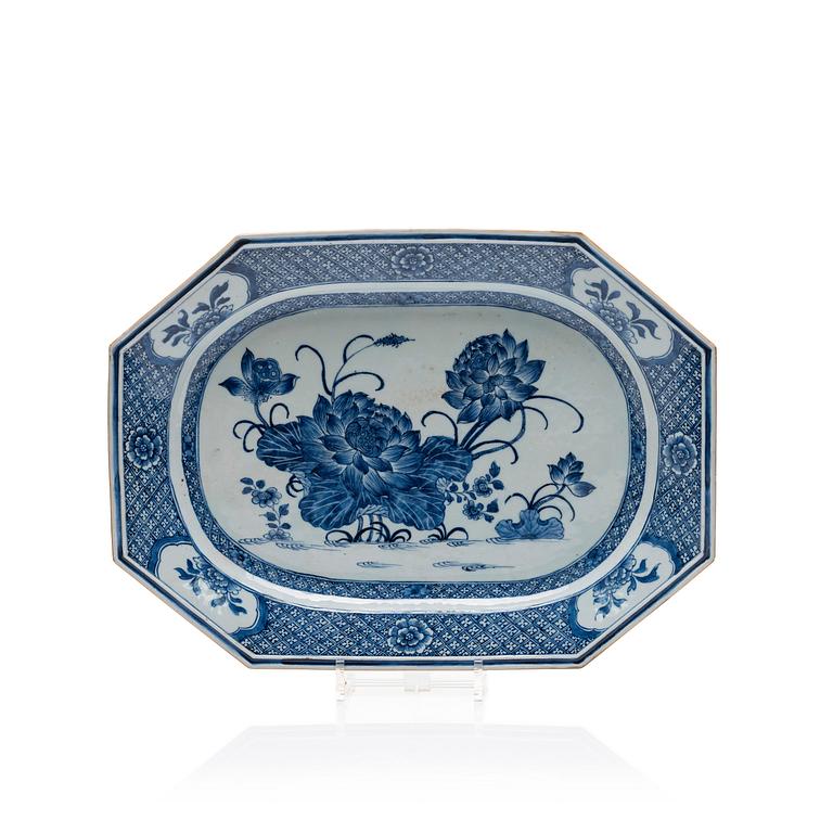 Stekfat, kompaniporslin. Kina, Qingdynastin, Qianlong (1736-95).