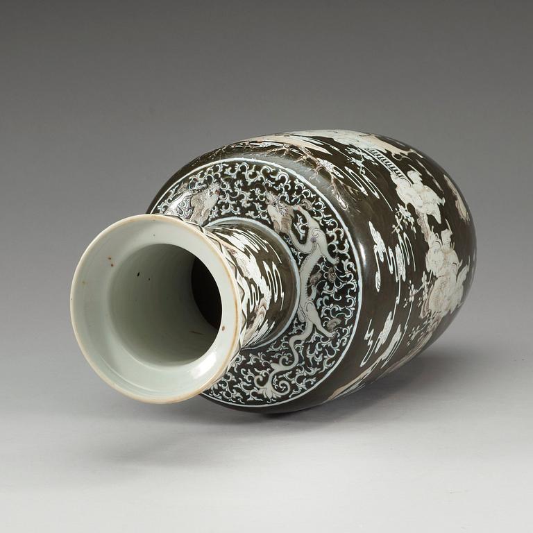 A black and white and enamel red jar, late Qing dynasty.