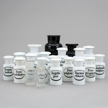 FLASKOR, 20 st, för laboratorium, 1900-talets första hälft. Glas.