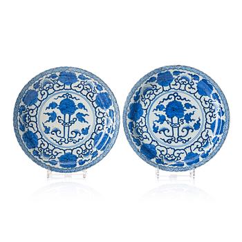 1099. A pair of blue and white dishes, Qing dynasty, Kangxi (1662-1722).