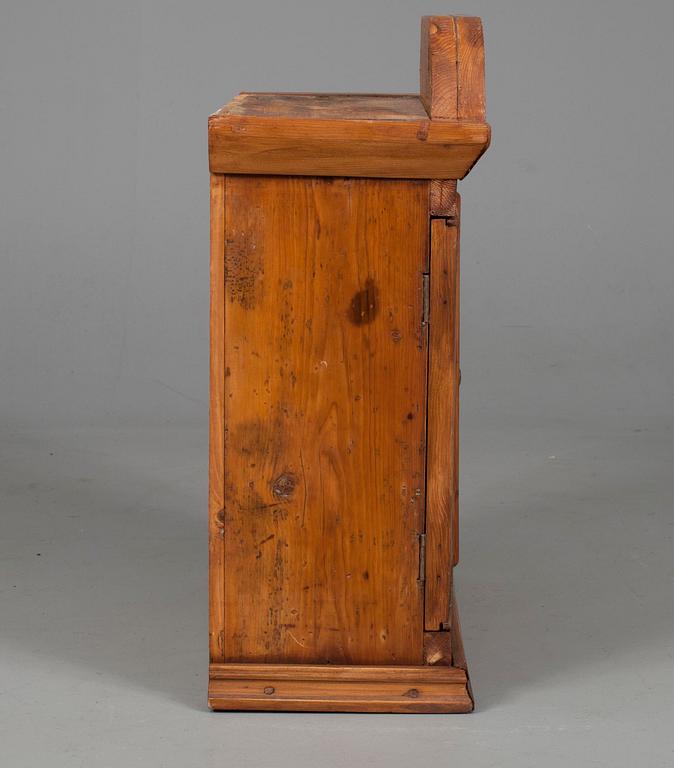 DRÄNGSKÅP, trä, 1800-tal.