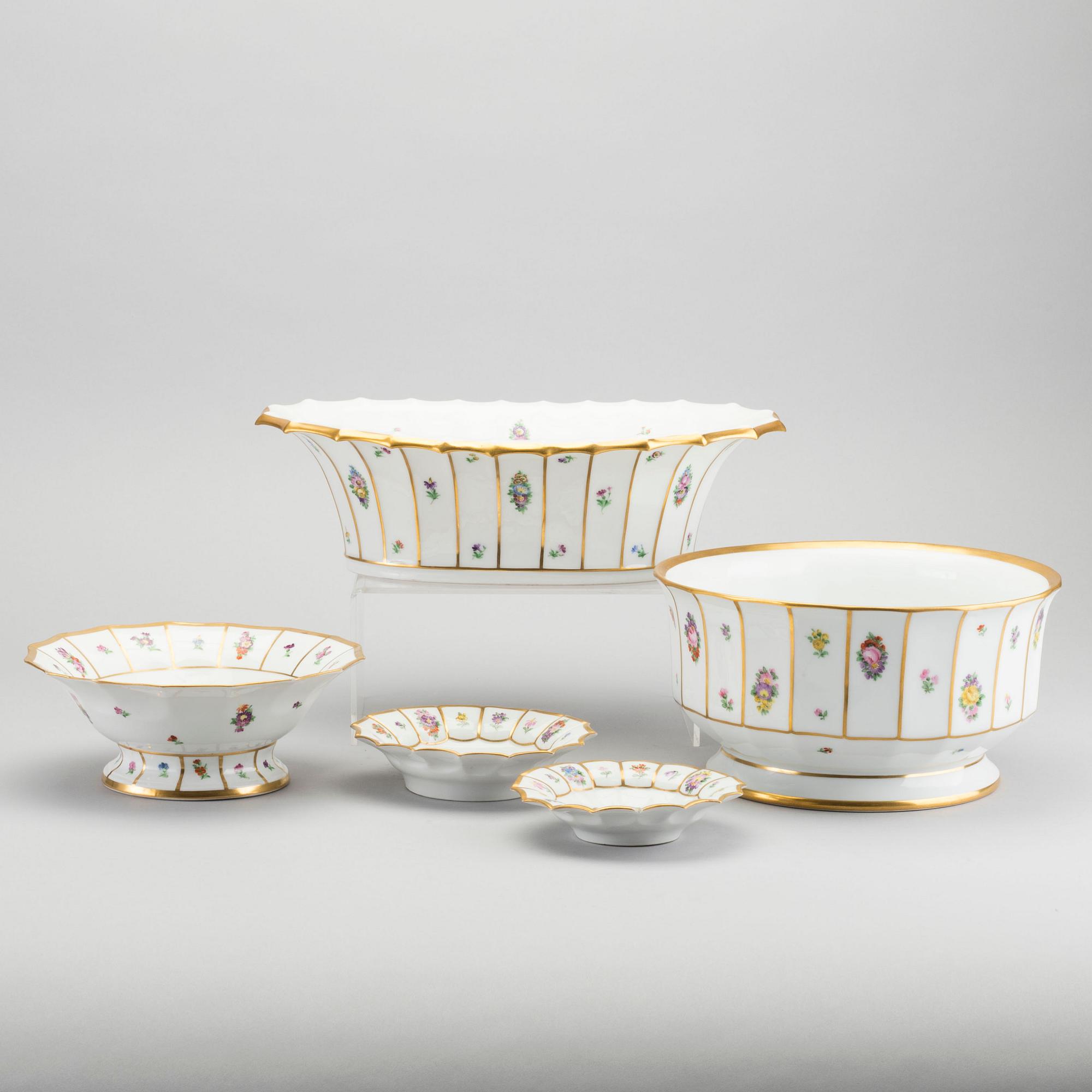 A 83 PIECES "HENRIETTE" DINNER SERVICE IN POCELAIN BY ROYAL COPENHAGEN, Denmark.