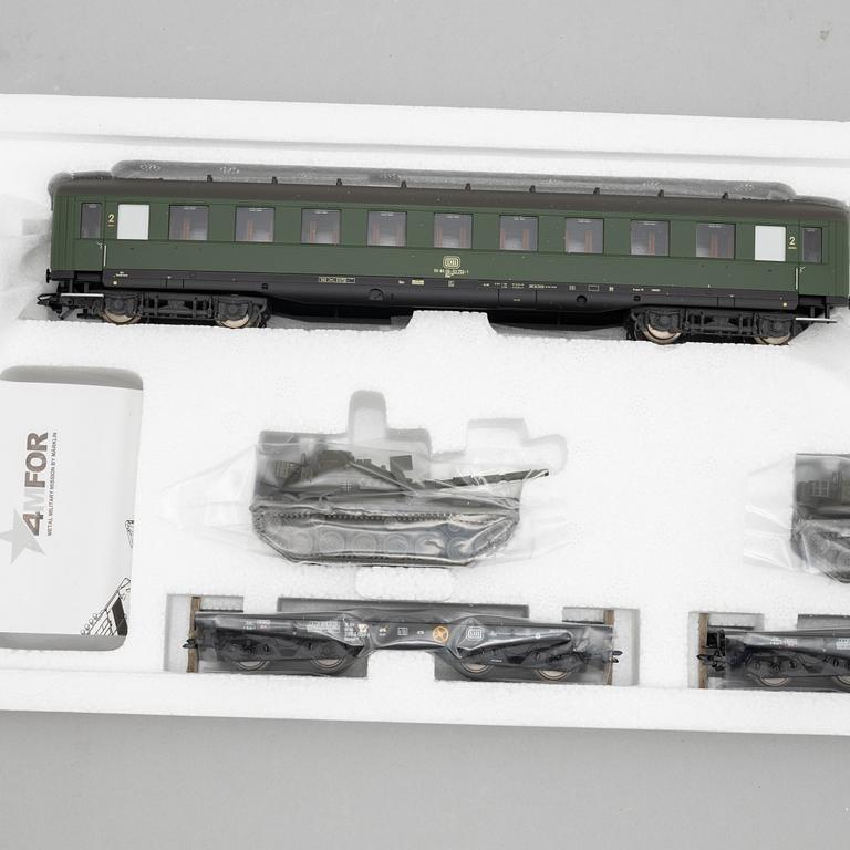 Märklin, engines and traincars, scale H0, in boxes.