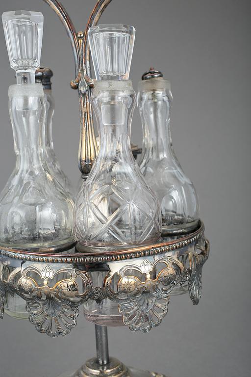 BORDSSURTOUT, försilvrad metall och slipat glas, troligen England omkr 1900.