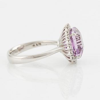 Ring 18K guld med en fasettslipad kunzit och runda briljantslipade diamanter.