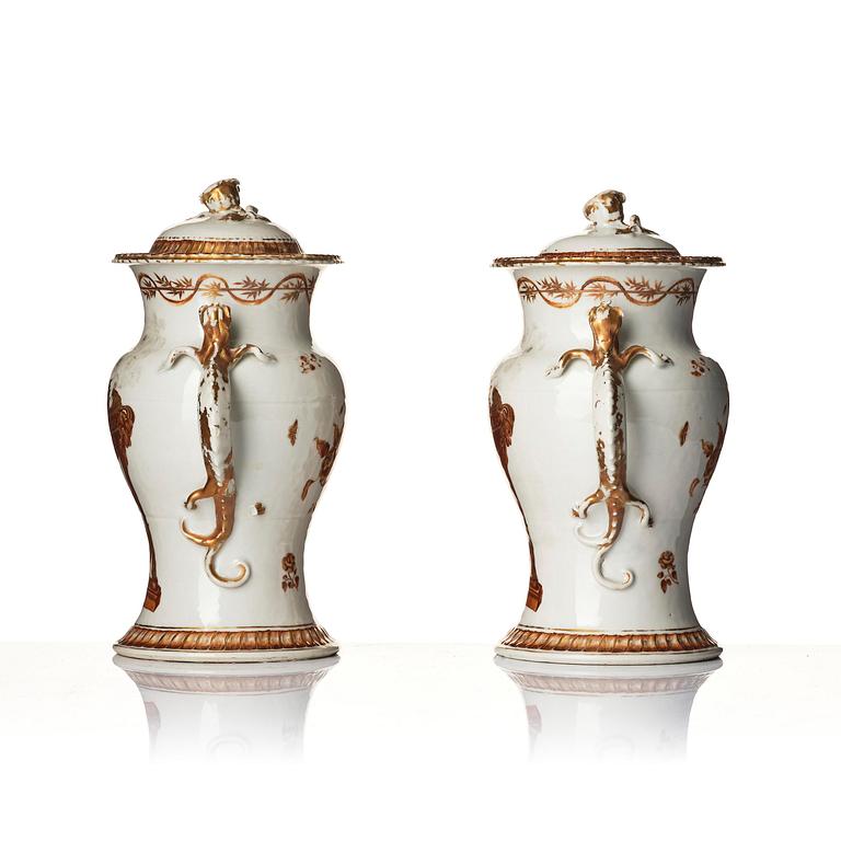 Vaser med lock, ett par, porslin. Qingdynastin, Jiaqing (1796-1820).