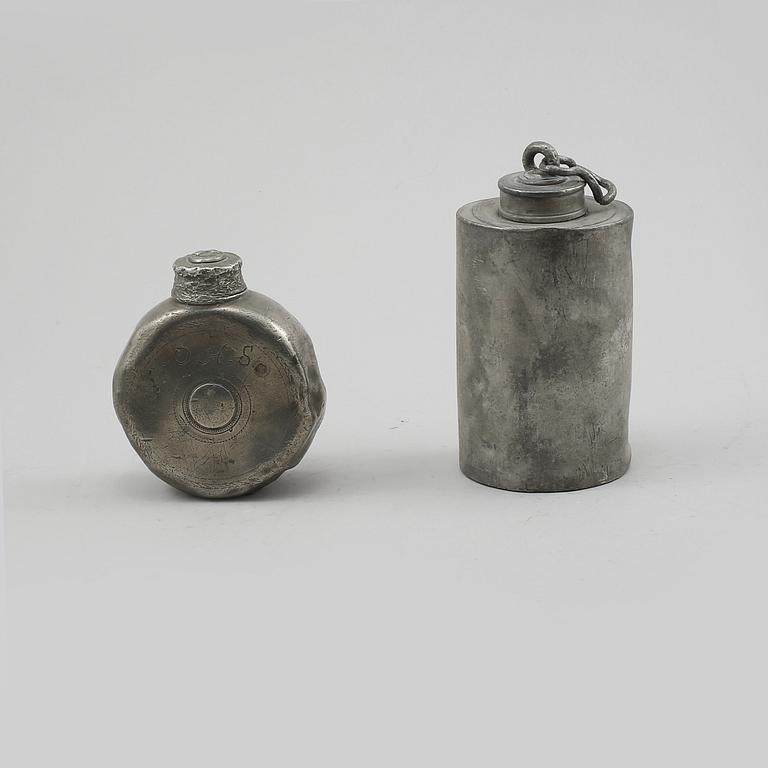 PLUNTOR, 2 st, tenn, en med otydliga stämplar, sannolikt Jönköping, 1800-tal.