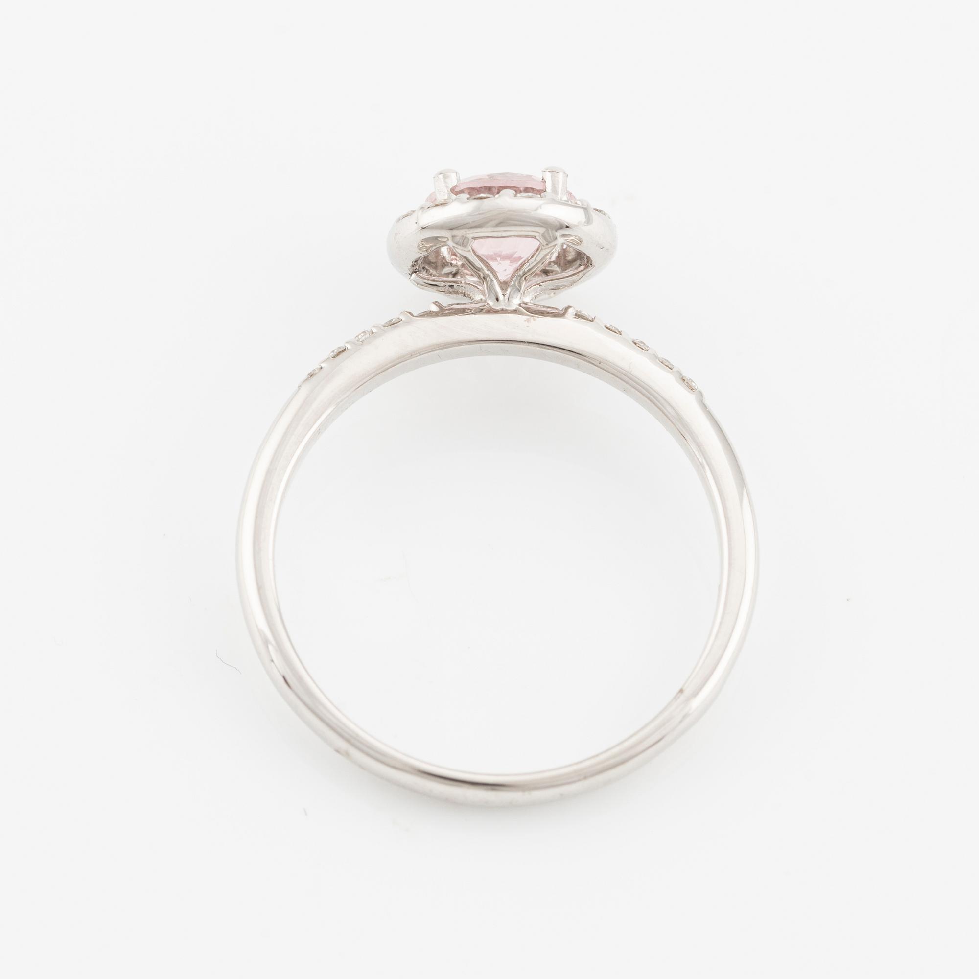 Ring in 18K gold with a faceted morganite and round brilliant-cut diamonds.