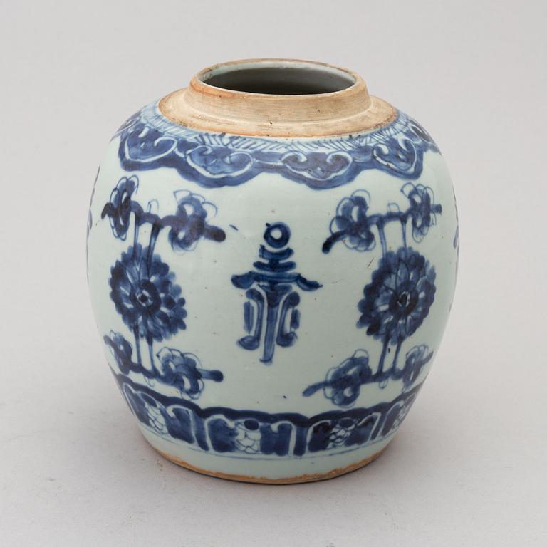 A Chinese blue and white jar, Qing dynasty 18th/19th century.