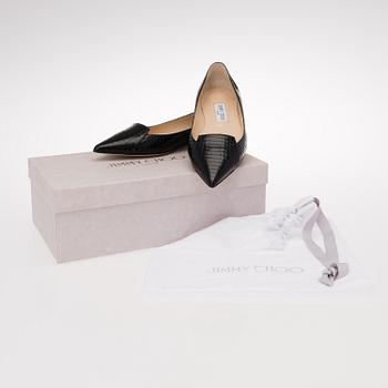 A PAIR OF FLAT PUMPS, size 39.