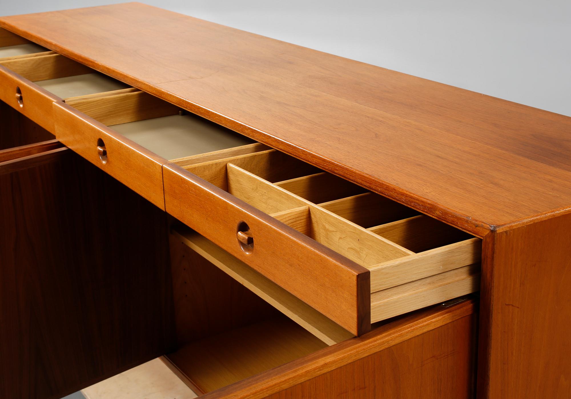 SIDEBOARD, Skaraborgs Möbelindustri, omkring 1900-talets mitt.