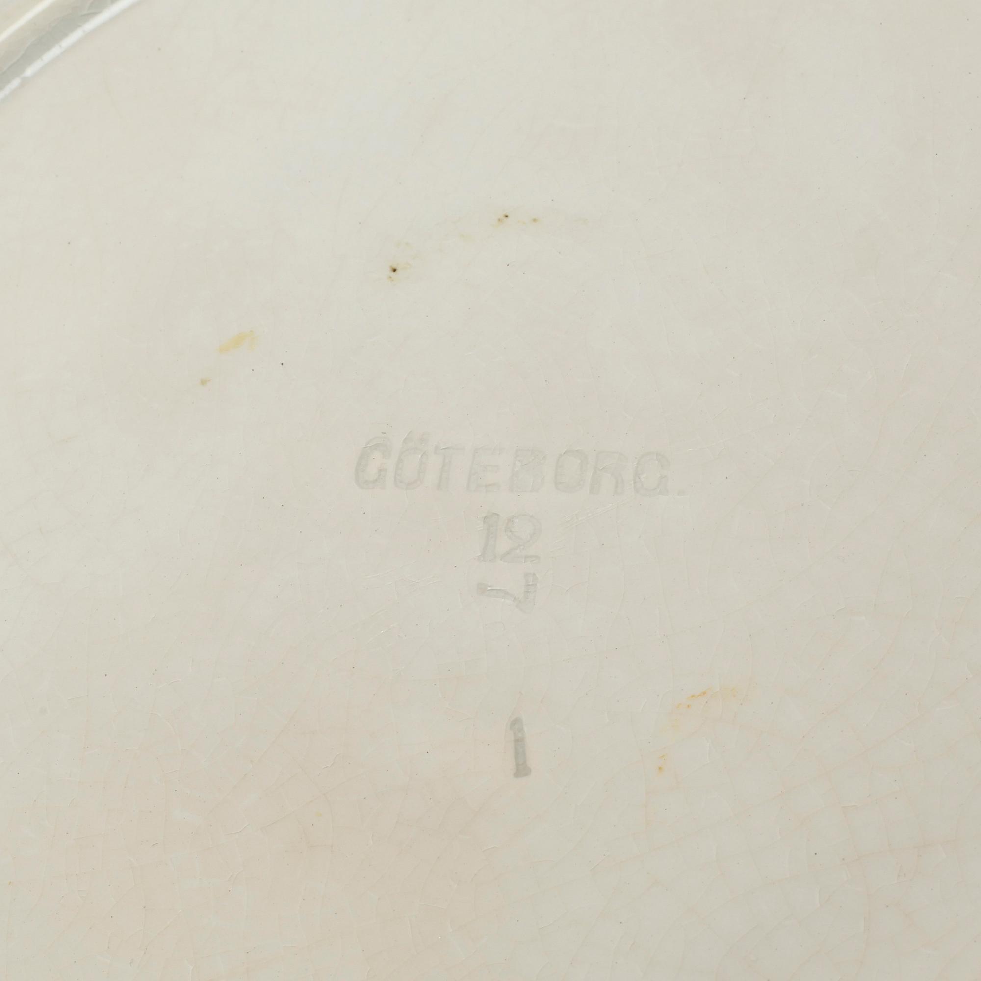 An eartheware tureen and a serving dish from Göteborg, early 20th century.