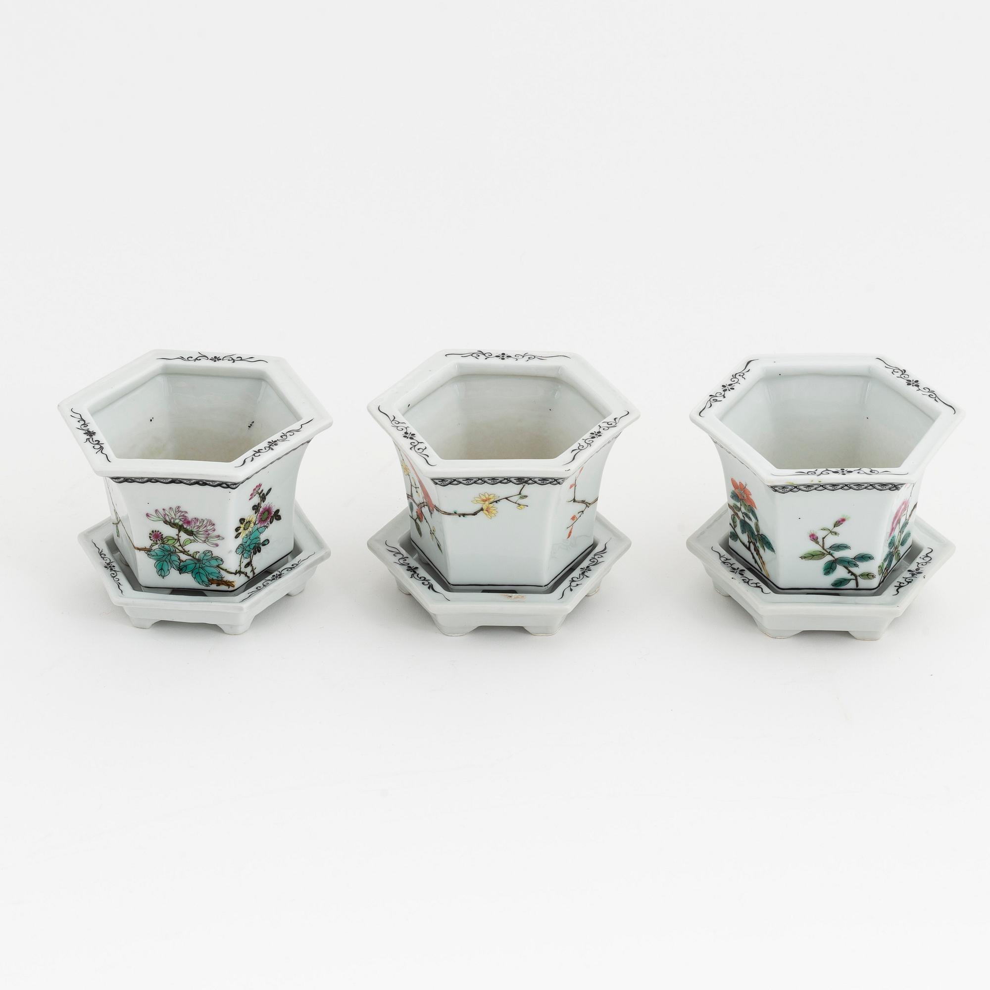 Three Chinese republic style porcelain flower pots with stand, 20th Century.