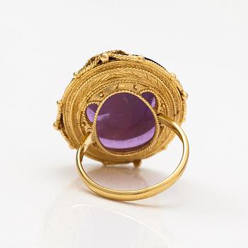 Ring, 18K guld, ametist- och pärlemorkamé.