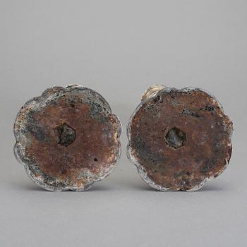 LJUSSTAKAR, ett par, pläter. Rokokostil, troligen England, 1800-talets andra hälft.