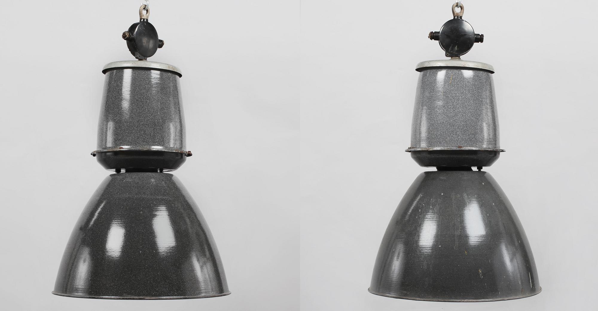 INDUSTRILAMPOR, ett par, 1900-tal. Höjd 90 cm.