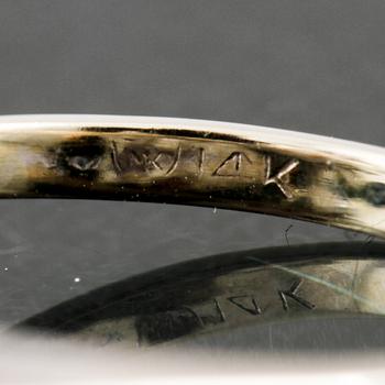 RING, 14K vitguld med odlad pärla, 5 fasettslipade blå safirer samt 5 briljantslipade diamanter, ca 0.35 ct. Vikt 4,9 g.