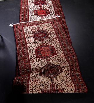 GALLERIMATTA, orientalisk. Ca 435 x 102.