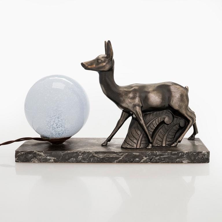 Bordslampa, med dekor av hjort, 1900-talets första hälft.