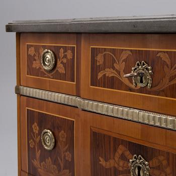 A SWEDISH CHEST OF DRAWERS, gustavian style, middle of the 19th century.