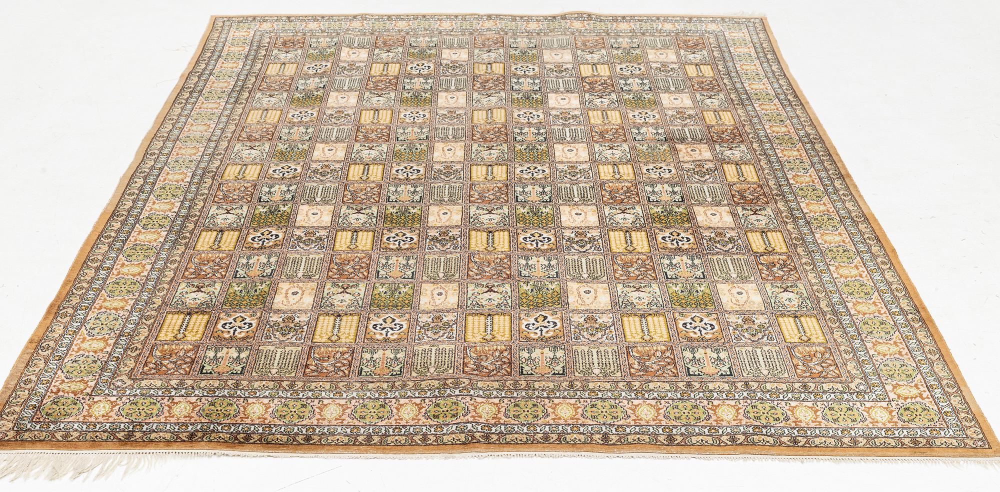 Matta, silke, ca 300 x 210 cm.