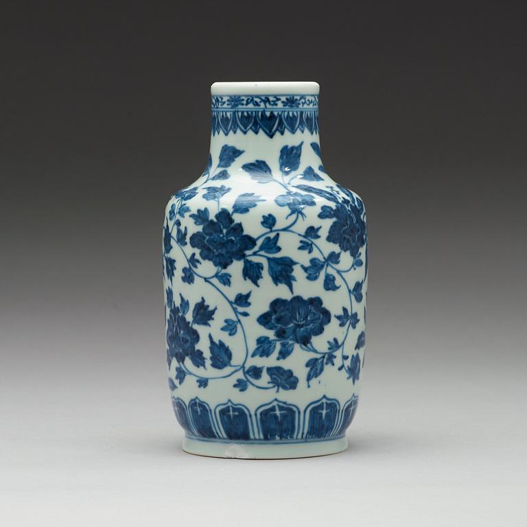 A blue and white vase, Qing dynasty, 19th Century.