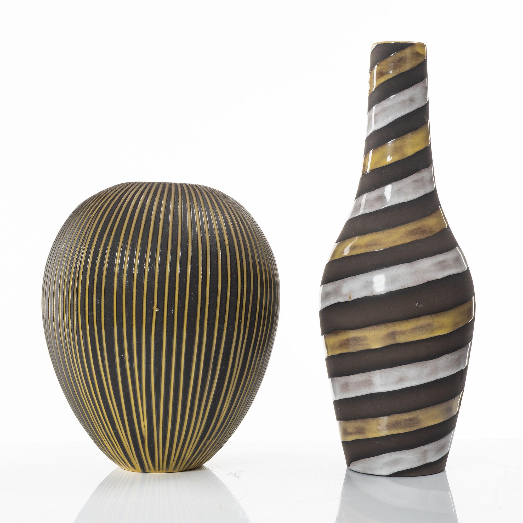 Upsala Ekeby, Ingrid Atterberg, vas, "Spiral" och Hjördis Oldfors, vas, "Kokos", lergods, Upsala-Ekeby.