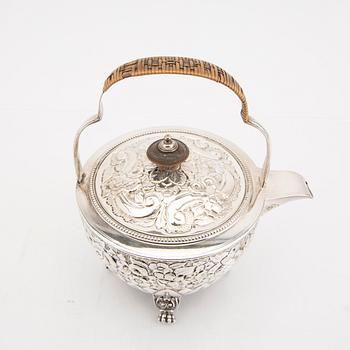 An English 18th century silver tea pot mark of Andrew Fogelberg & Stephan Gilbert, London 1781-82, weight 486 grams.