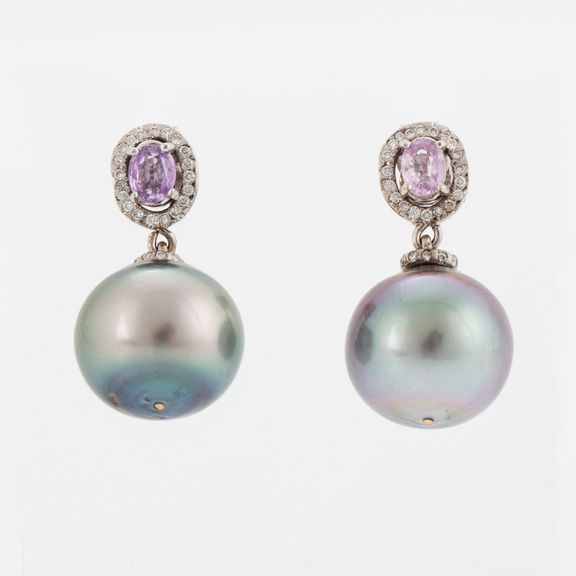 ÖRHÄNGEN, med odlade Tahitipärlor och rosa safirer.
