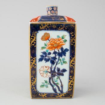 A japanese imari bottle, Meiji period (1868-1912).