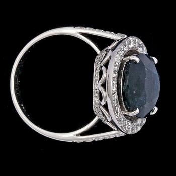 RING, blå fasettslipad safir, 10.82 cts, och briljantslipade diamanter, 1.64 ct.