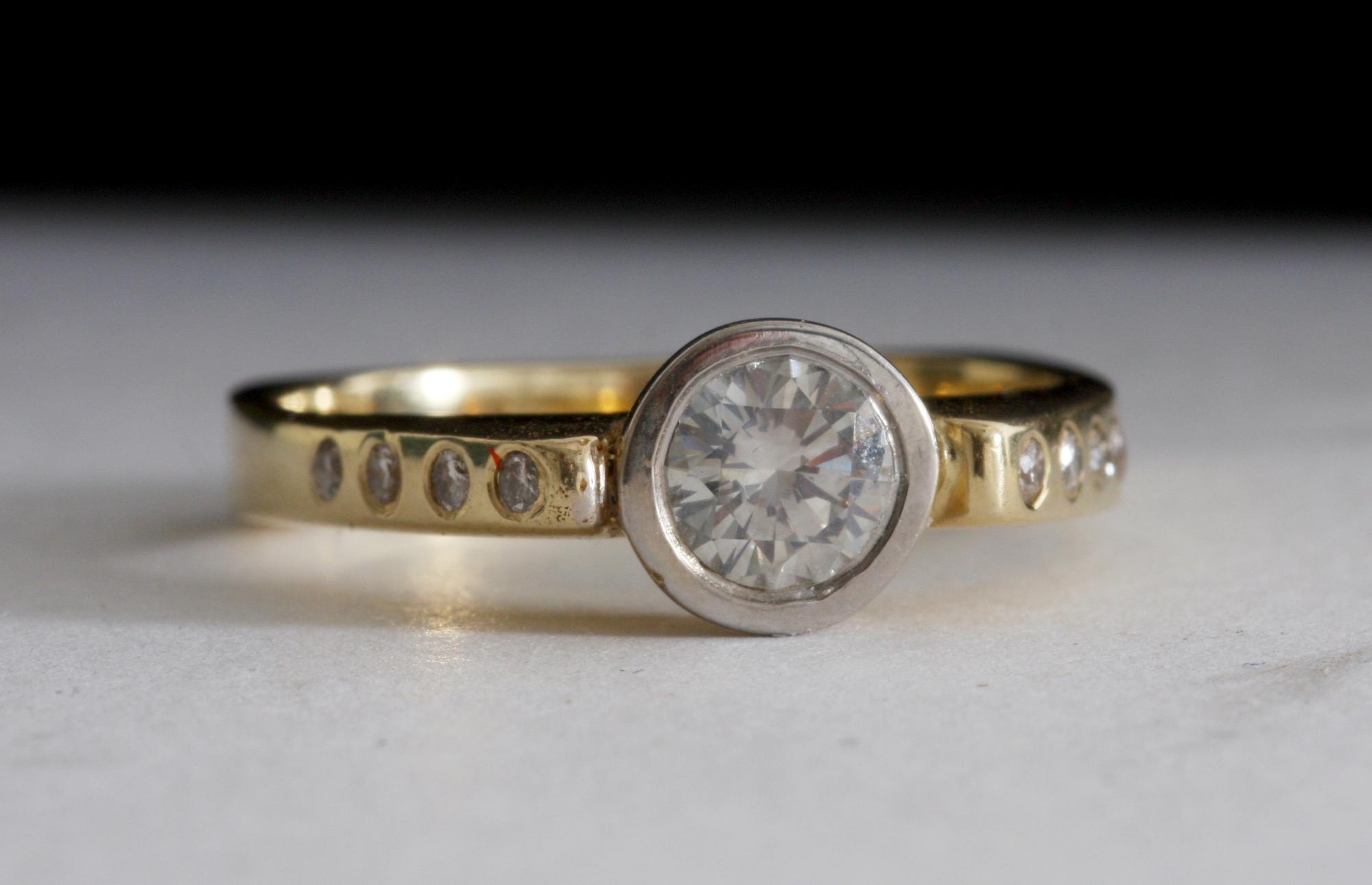 RING, guld 14K med briljant c:a 0.59 ct.