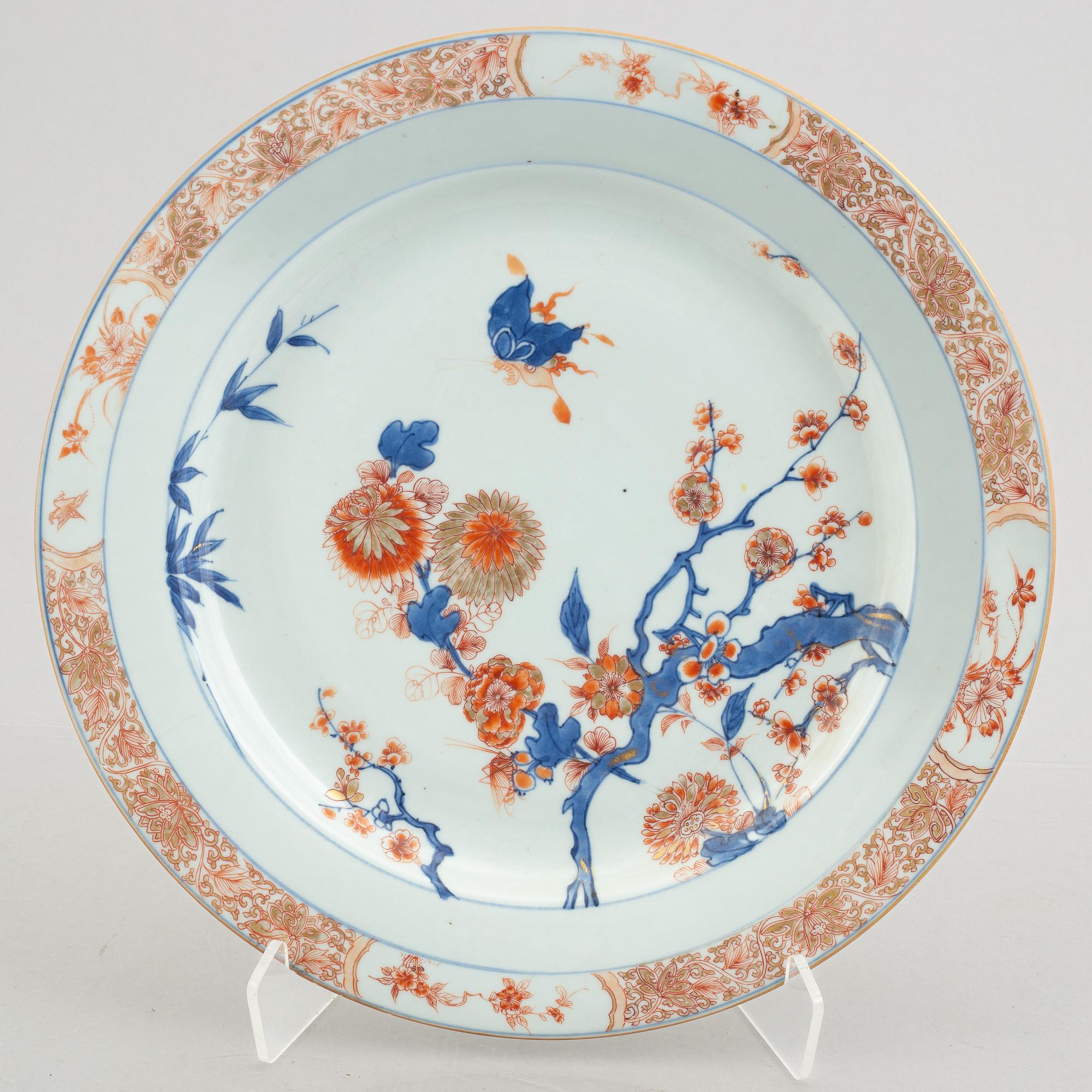 An Imari porcelain charger, China, Qing dynasty, first half of the 18th century.