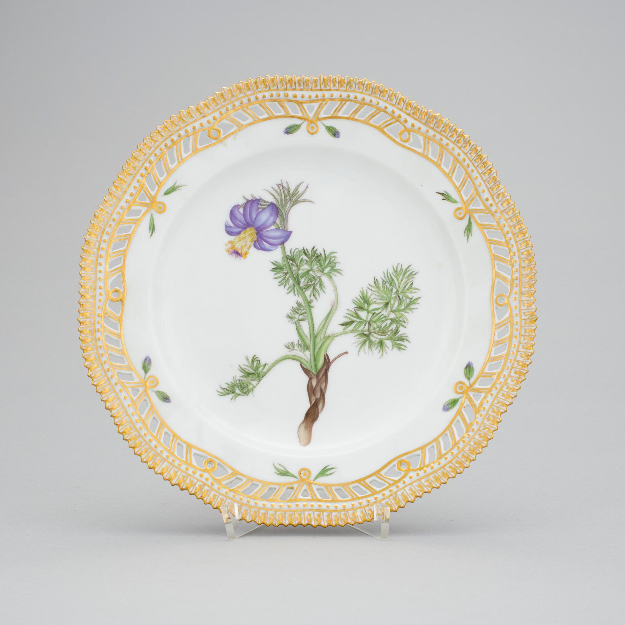 A set of 8 Royal Copenhagen 'Flora Danica' dessert dishes, Denmark, 20th Century.