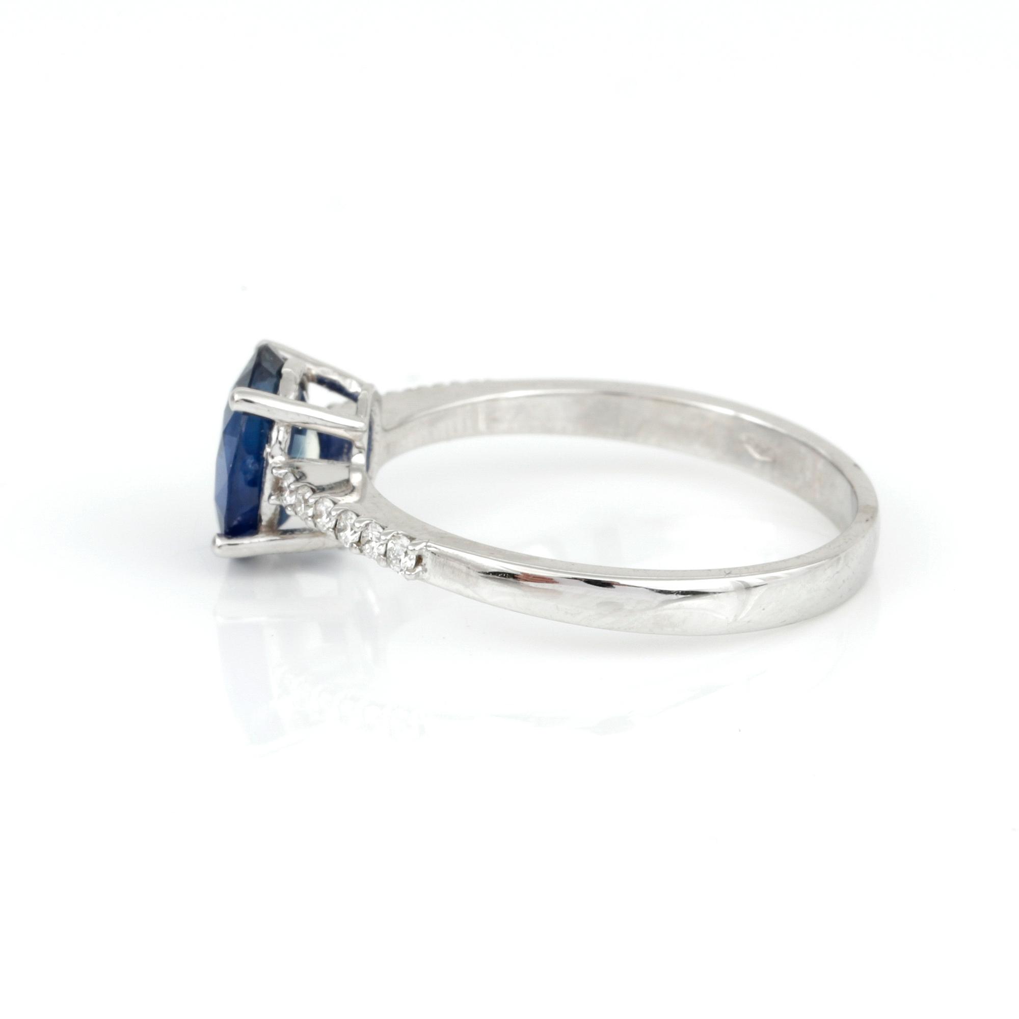 RING, 18K vitguld med ovalslipad safir ca 1,64 ct och briljantslipade diamanter tot ca 0,11 ct. Vikt 2,80 g.