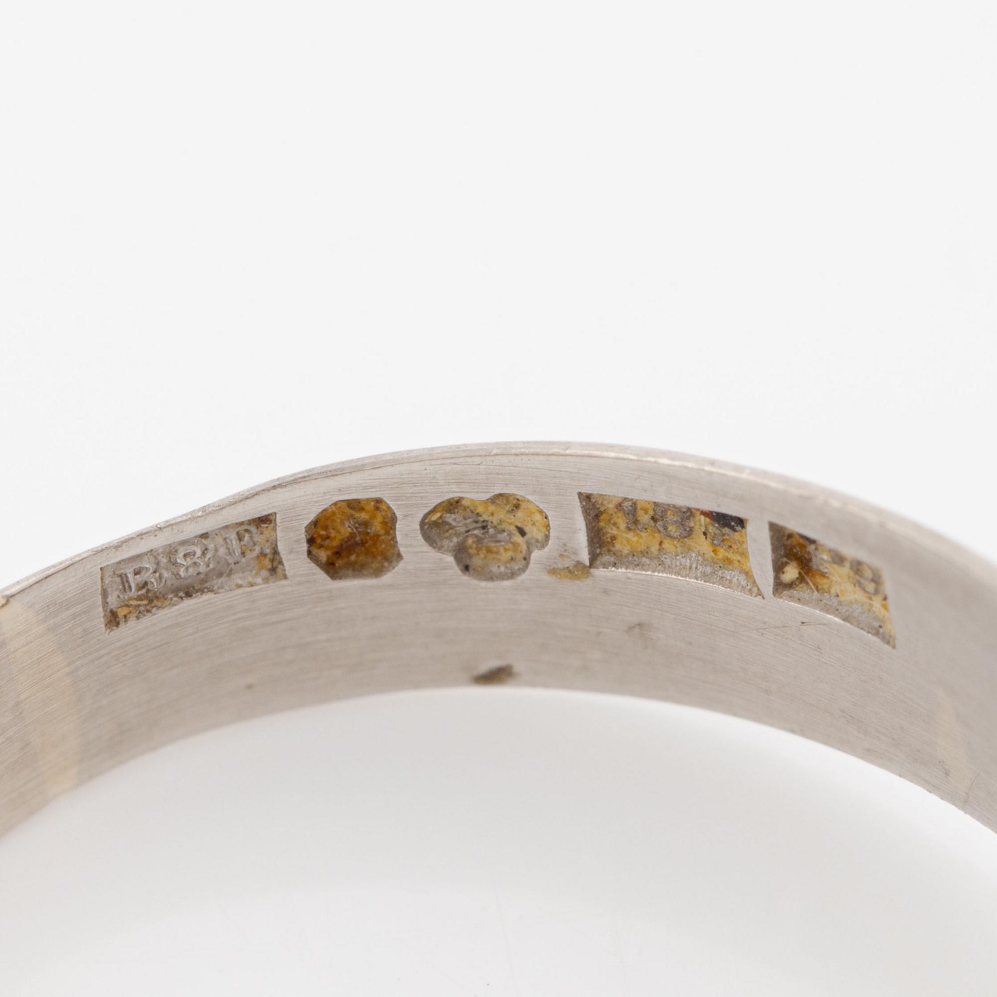 Ring, 18K white gold with brilliant-cut diamonds.