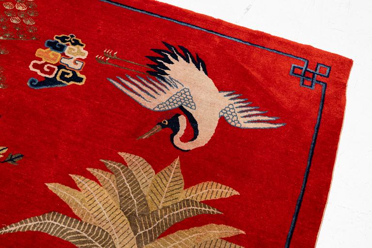 A Chinese Baoutou carpet, around 1900, c. 270 x 182 cm.