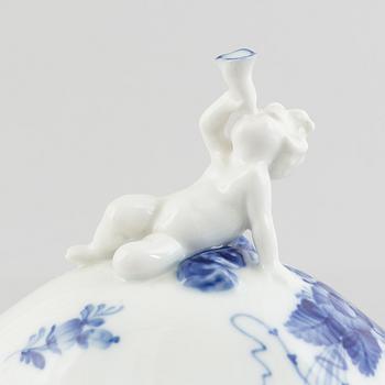 A model 1653 porcelain tureen with cover, Royal Copenhagen, Denmark.