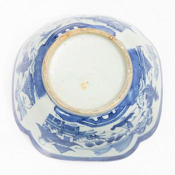 Skål samt serveringsfat, 2 st, porslin, Kina, Qianglong (1735-95) samt Jiaqing (1796-1820).