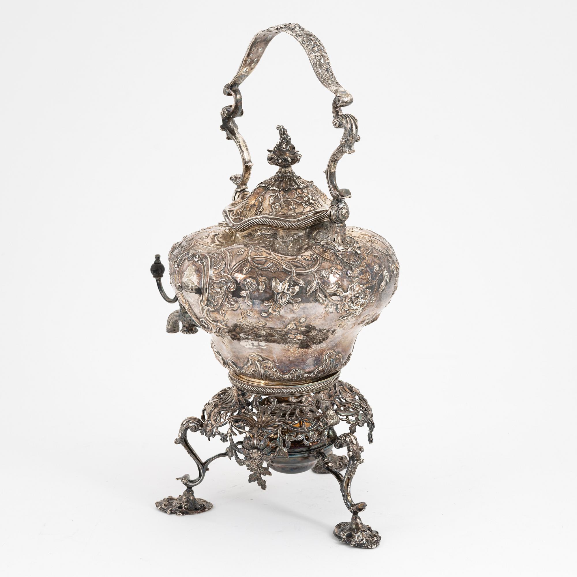 An English silver teapot on rechaud, London, 1838. - Bukowskis