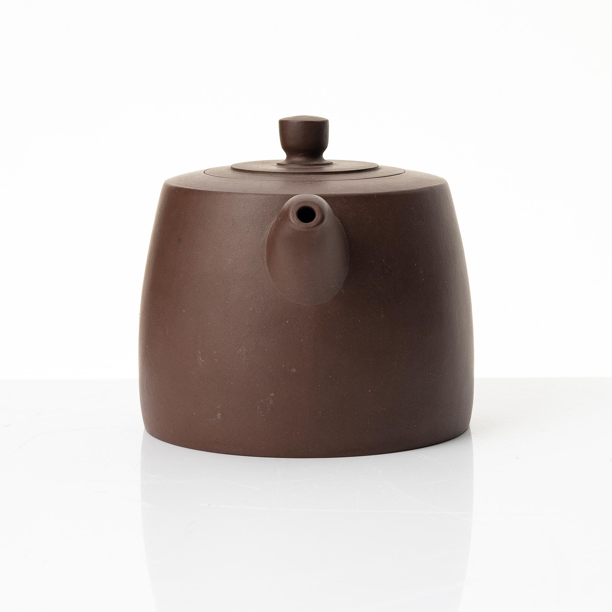 Zhou Guizhen, A yixing teapot, 1980s.