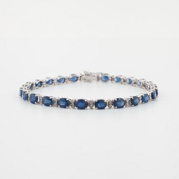 ARMBAND, med fasettslipade safirer totalt ca 9.75 ct och briljantslipade diamanter, totalt ca 0.50 ct.