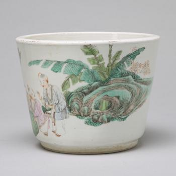 A Chinese famille rose pot, 20th century.