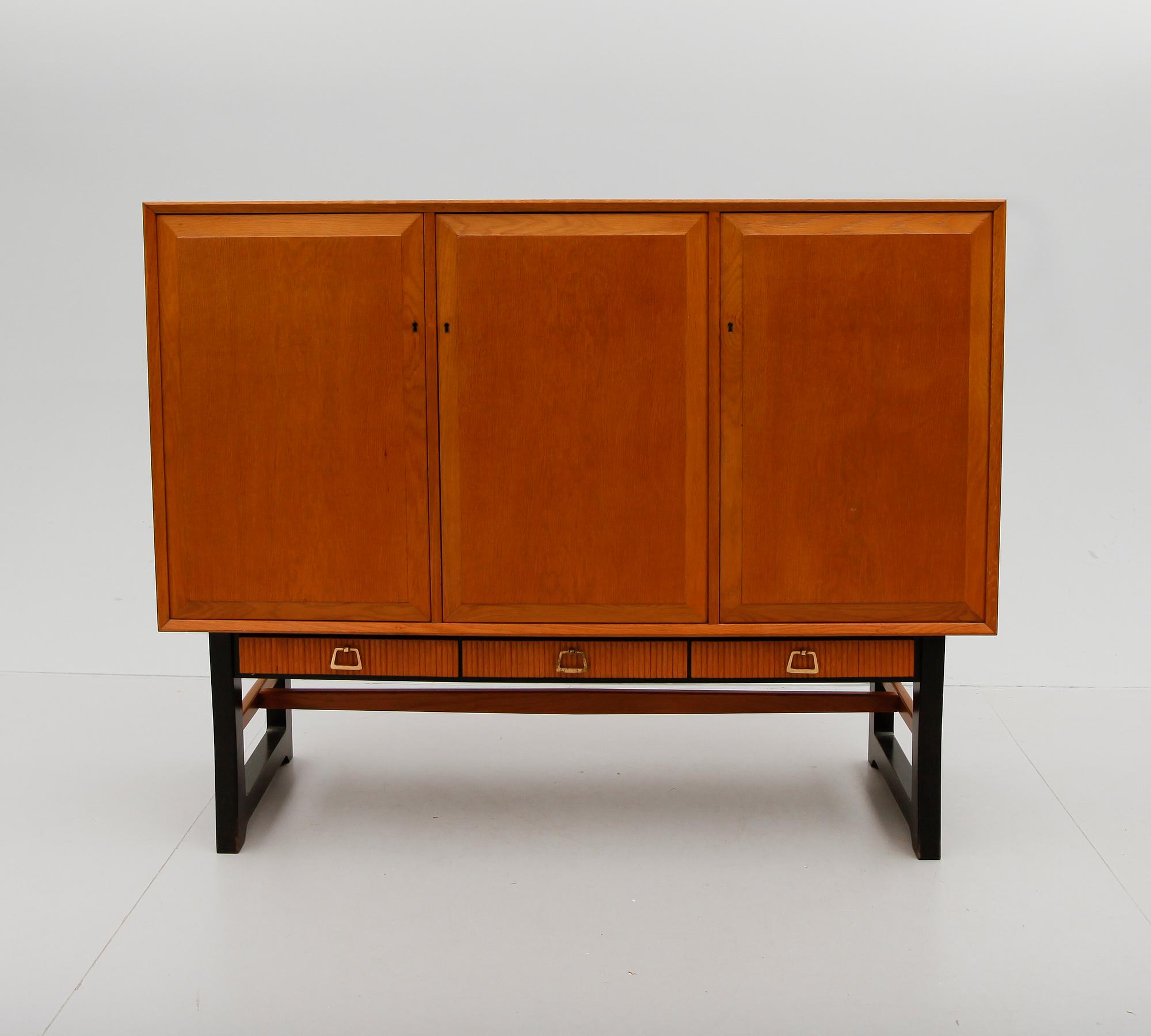 SIDEBOARD, 1900-talets mitt.