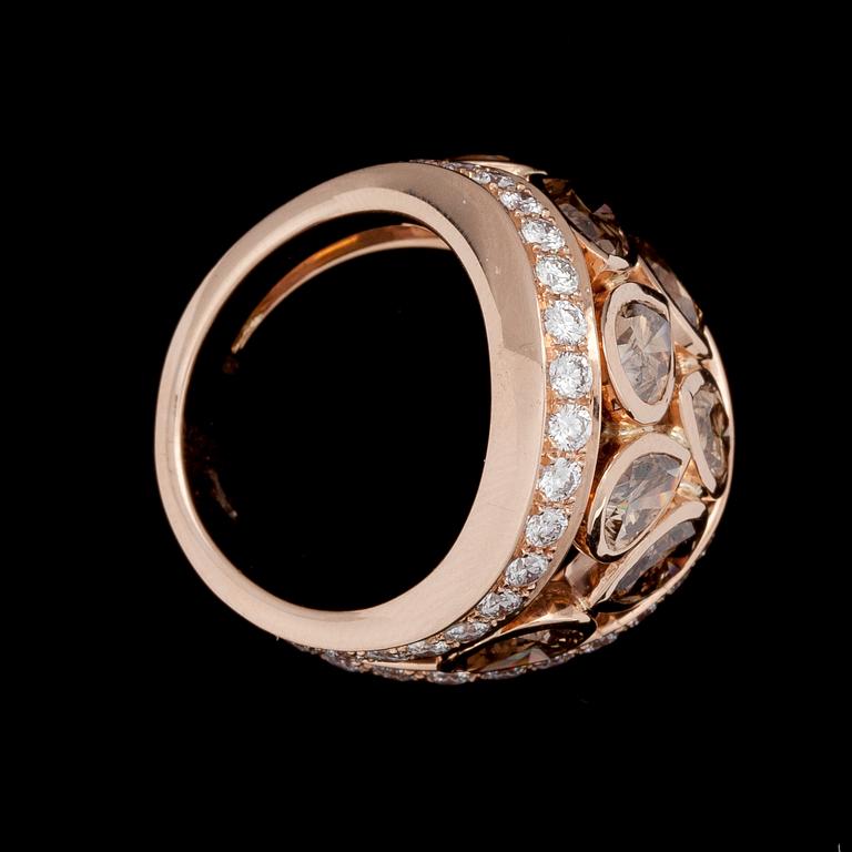 RING, droppslipade cognacsfärgade diamanter, tot. ca 4.70 ct, samt vita briljantslipade diamanter, tot. ca 1.60 ct.