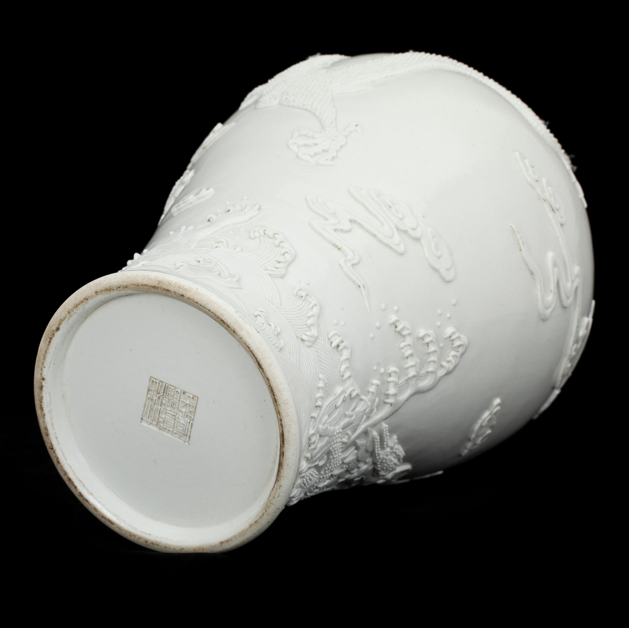 VAS, porslin, Kina, blanc de chine, bär Qianlongs märke. 1900/2000-tal.