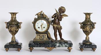 BORDSPENDYL samt URNOR, 2 st, Louis XVI-stil, 1900-tal.